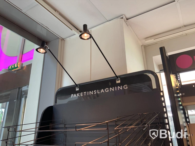 Butiksinredning för förvaring av inslagningspapper och presentsnöre med belsyning