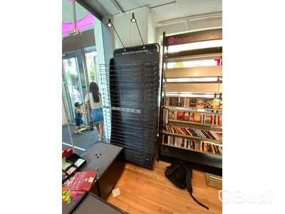 Butiksinredning för förvaring av inslagningspapper och presentsnöre med belsyning