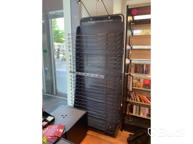 Butiksinredning för förvaring av inslagningspapper och presentsnöre med belsyning
