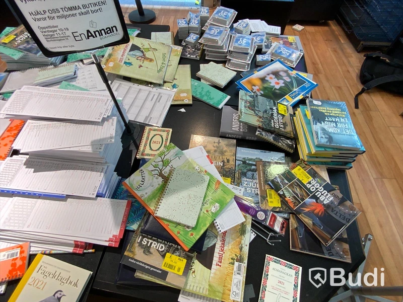 Butikspodie i 4 delar ink part med almanackor som ligger på podiet