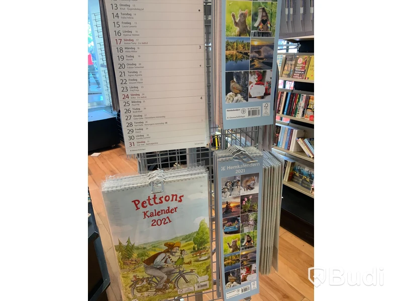 Butiksförvaring på hjul för almanackor ink de almanackor som finns på förvaringsmöbel.