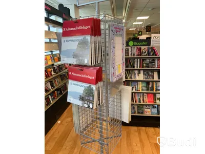 Butiksförvaring på hjul för almanackor ink de almanackor som finns på förvaringsmöbel.