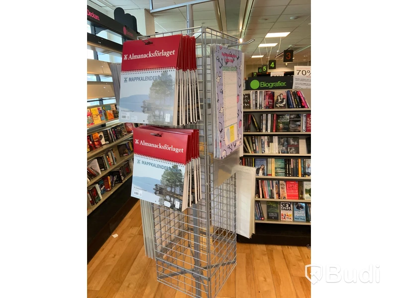 Butiksförvaring på hjul för almanackor ink de almanackor som finns på förvaringsmöbel.