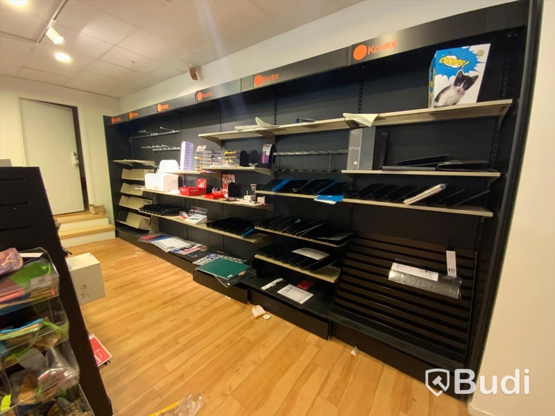 18 sektioner butiksförvaring för böcker, Ej varor endast hyllor, hyllstag och hyllplan