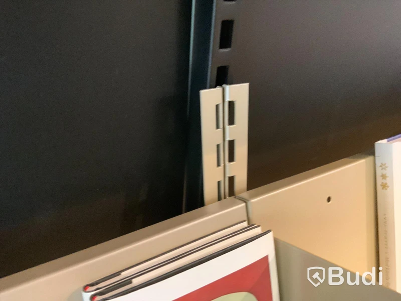 2st dubbelsidiga butiksskepp med hyllplan för böcker samt 3st rullpodier. OBS! Ej varor, för varor se separat utrop