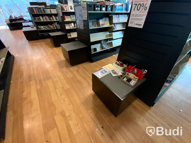 3st dubbelsidiga butiksskepp med 2 sektioner vardera med hyllplan för böcker samt 3st rullpodier. OBS! Ej varor, för varor se separat utrop