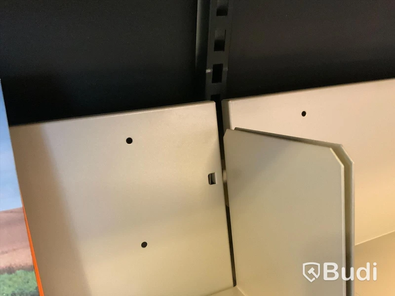 3st dubbelsidiga butiksskepp med 2 sektioner vardera med hyllplan för böcker samt 3st rullpodier. OBS! Ej varor, för varor se separat utrop