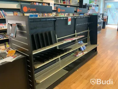 4st dubbelsidiga butiksskepp med 3 sektioner vardera med hyllplan för böcker, spjut samt 4st rullpodier, varav 1st är högre modell. OBS! Ej varor, för varor se separat utrop