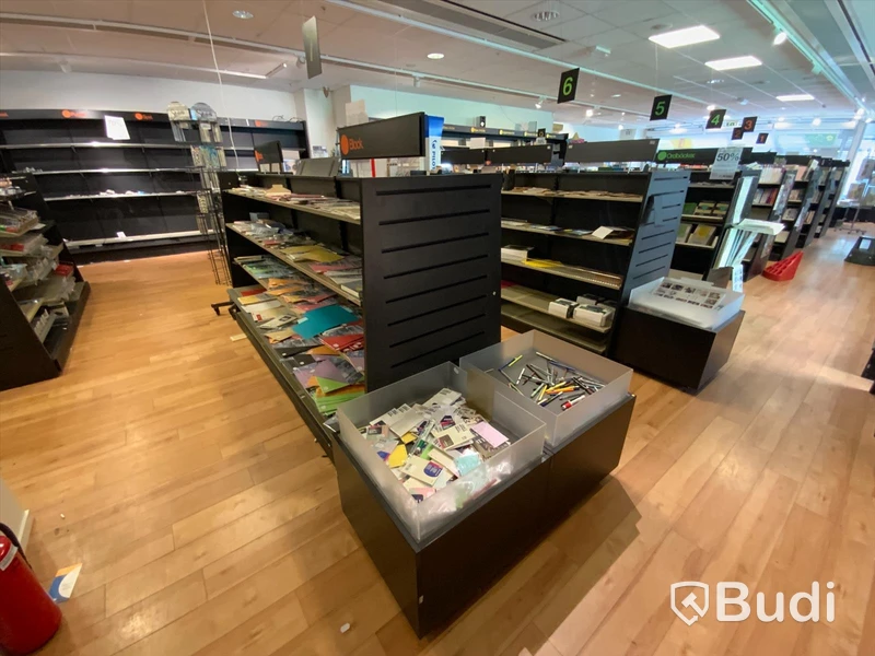 4st dubbelsidiga butiksskepp med 3 sektioner vardera med hyllplan för böcker, spjut samt 4st rullpodier, varav 1st är högre modell. OBS! Ej varor, för varor se separat utrop