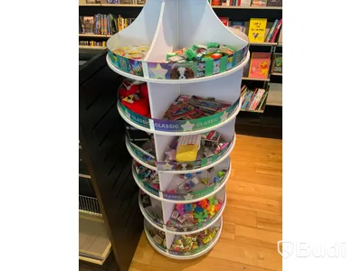 1st butiksdisplay på hjul med div leksaker