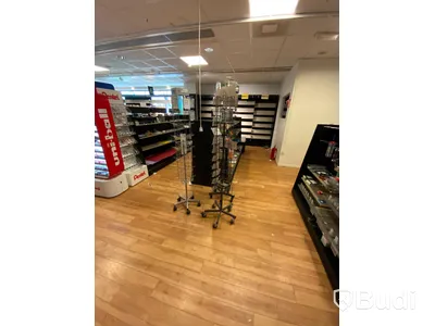 3st butiksställ på hjul ink varorna på ställen