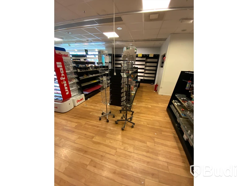 3st butiksställ på hjul ink varorna på ställen