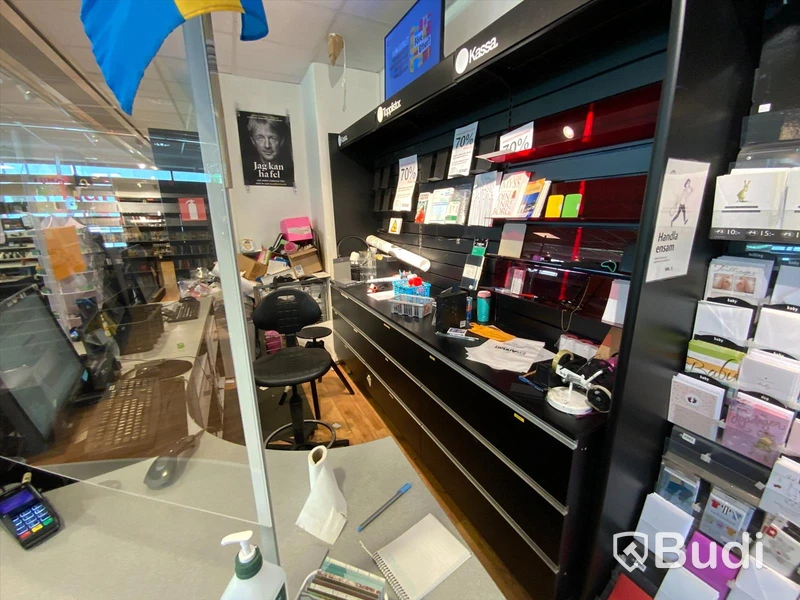 Kassadisk ink 3 sektioner butiksinredning bakom kassadisk. Kassadisken är utrustad med plexiglas