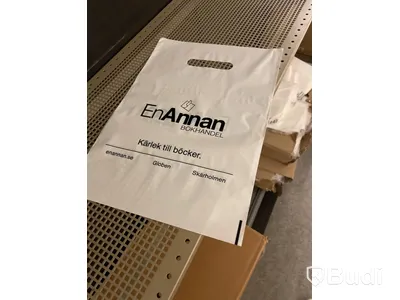 13 st kartonger med plastpåsar. Branded En annan bokhandel