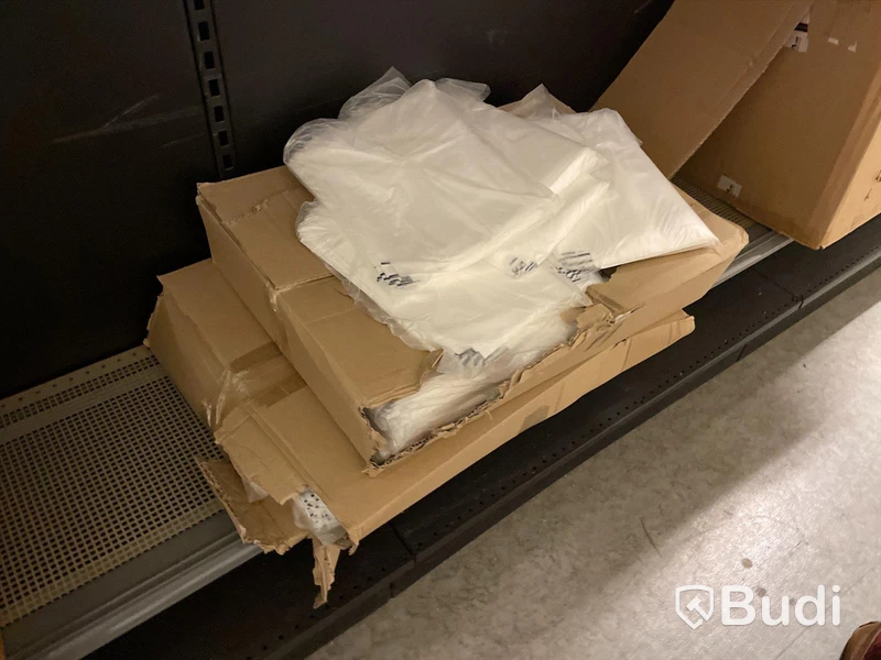 13 st kartonger med plastpåsar. Branded En annan bokhandel
