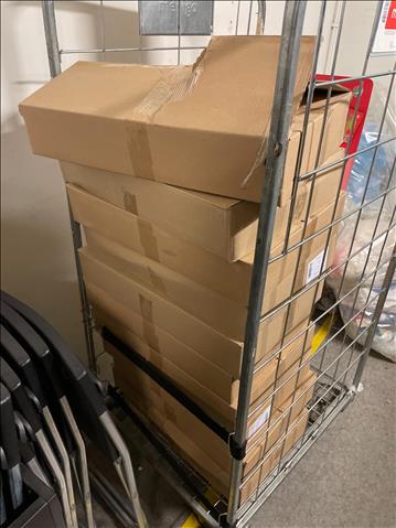 13 st kartonger med plastpåsar. Branded En annan bokhandel