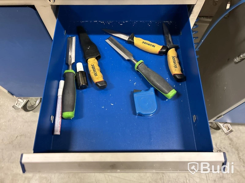 Arbetsbänkar med innehåll - 2 st