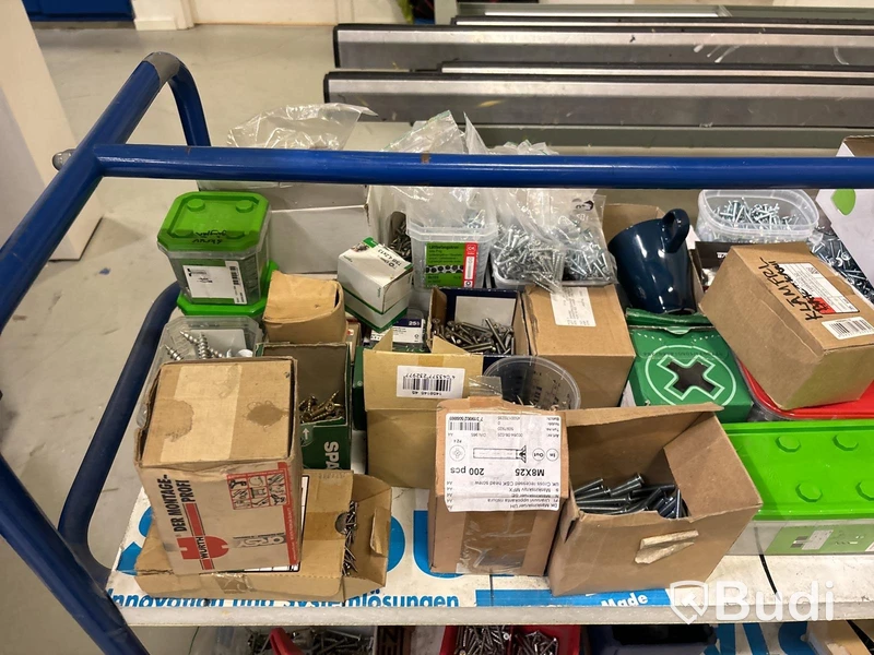 Materialvagnar med innehåll - 2 st