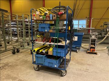 Materialvagn med innehåll