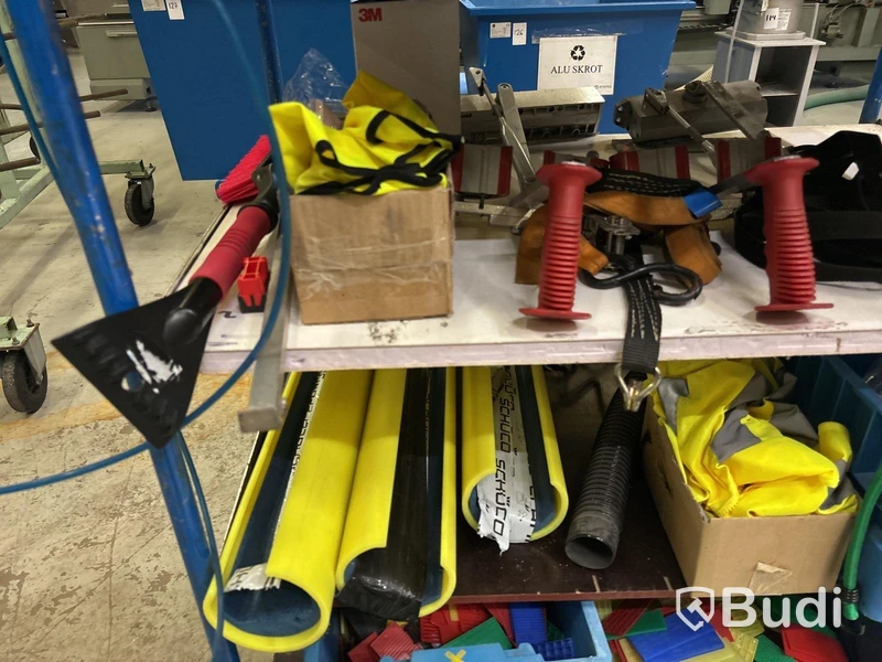 Materialvagn med innehåll