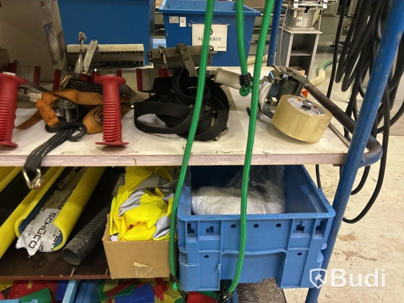 Materialvagn med innehåll