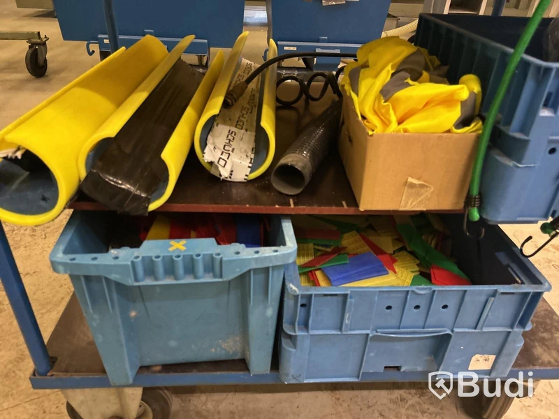 Materialvagn med innehåll