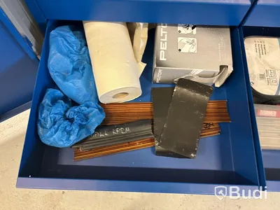 Verkstadsskåp Intra med innehåll