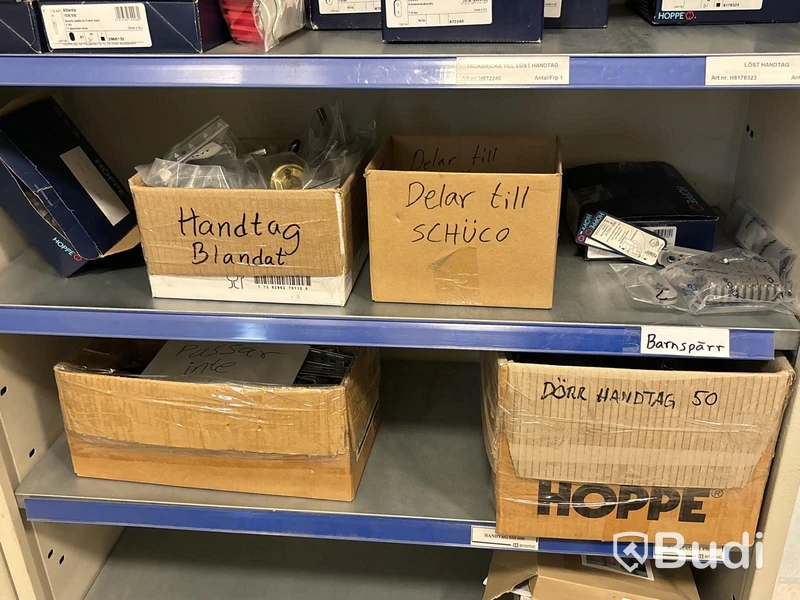 Parti beslag, handtag, skruv m.m.