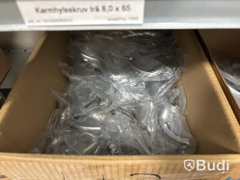 Parti beslag, handtag, skruv m.m.