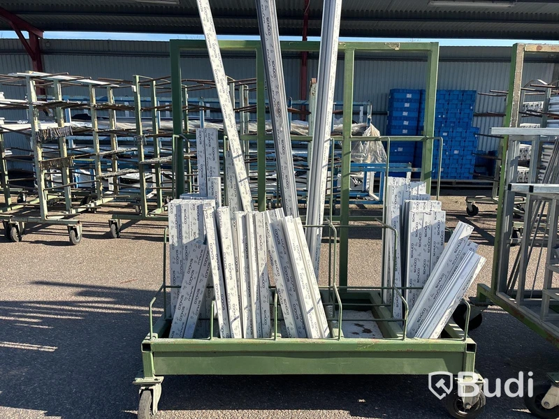 Materialvagnar med innehåll - 4 st