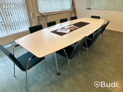 Konferensbord, projektor & duk