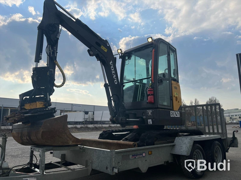 Grävmaskin med släpvagn | Volvo ECR 25D - 2020 | Släpvagn Indespension - 2017