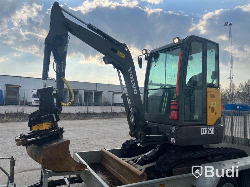 Grävmaskin med släpvagn | Volvo ECR 25D - 2020 | Släpvagn Indespension - 2017