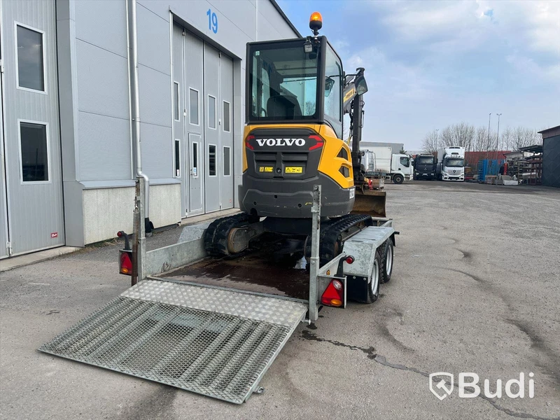 Grävmaskin med släpvagn | Volvo ECR 25D - 2020 | Släpvagn Indespension - 2017