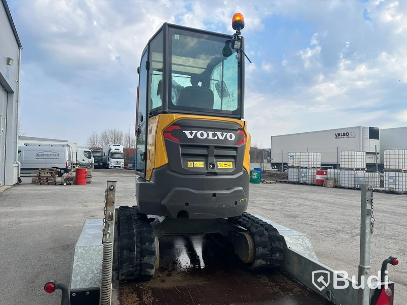 Grävmaskin med släpvagn | Volvo ECR 25D - 2020 | Släpvagn Indespension - 2017