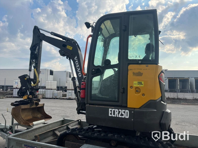 Grävmaskin med släpvagn | Volvo ECR 25D - 2020 | Släpvagn Indespension - 2017