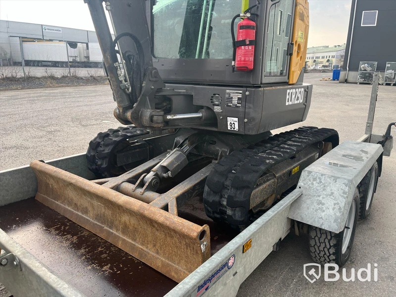 Grävmaskin med släpvagn | Volvo ECR 25D - 2020 | Släpvagn Indespension - 2017