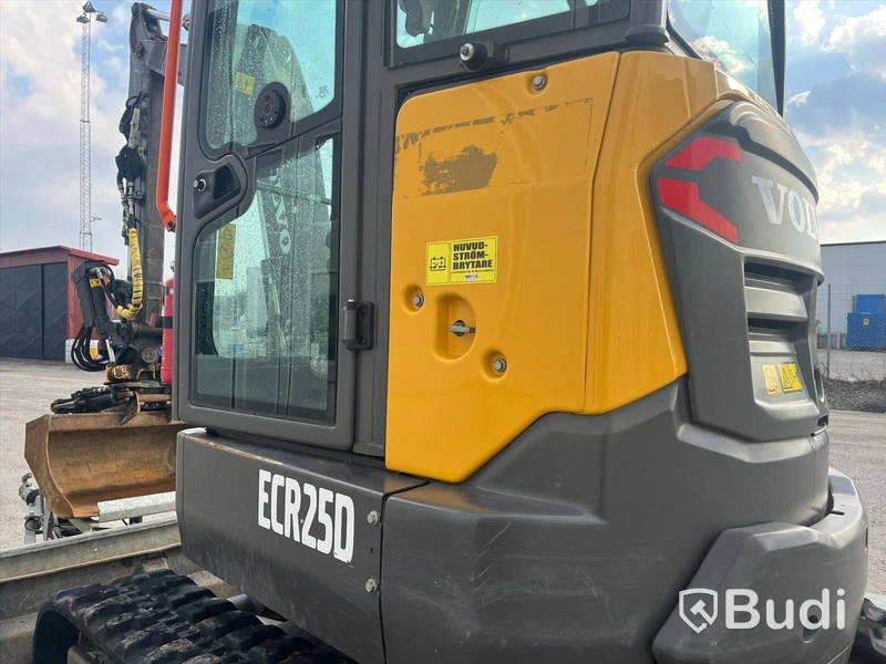 Grävmaskin med släpvagn | Volvo ECR 25D - 2020 | Släpvagn Indespension - 2017