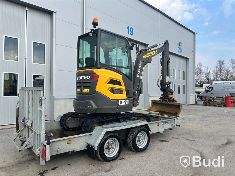 Grävmaskin med släpvagn | Volvo ECR 25D - 2020 | Släpvagn Indespension - 2017