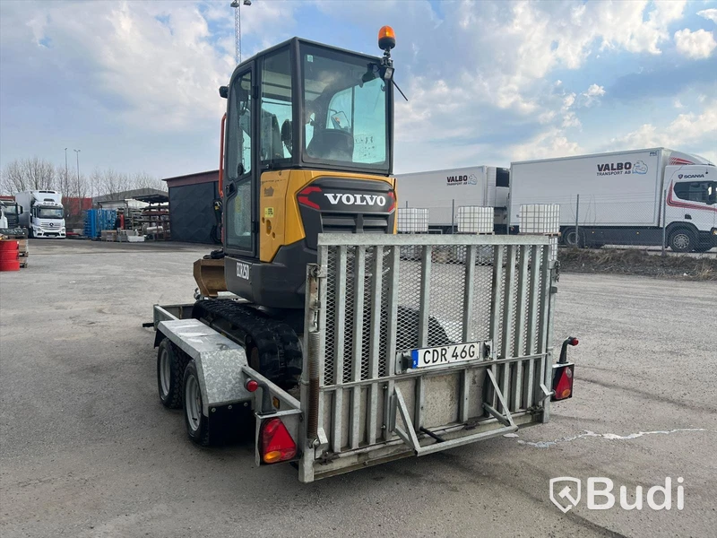 Grävmaskin med släpvagn | Volvo ECR 25D - 2020 | Släpvagn Indespension - 2017