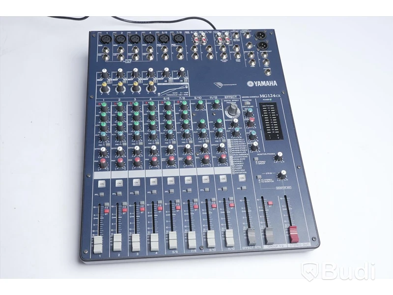 Mixerbord – Yamaha MG124CX med  låda och strömkabel.