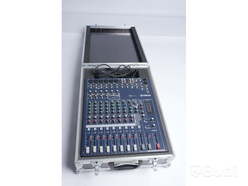 Mixerbord – Yamaha MG124CX med  låda och strömkabel.