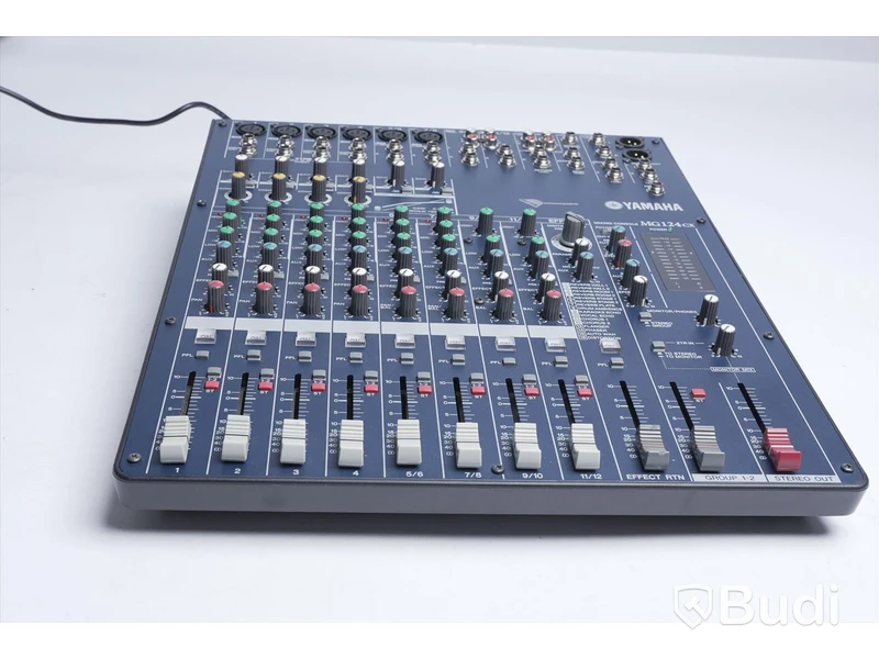 Mixerbord – Yamaha MG124CX med  låda och strömkabel.