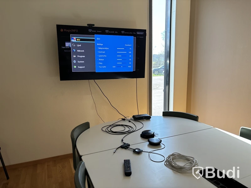 55” monitor Samsung DC55E med konferensutrustning Barco
