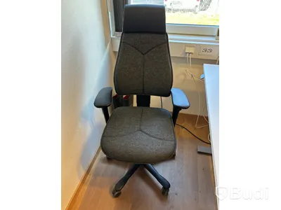 Kontorsplats med 34” curved monitor