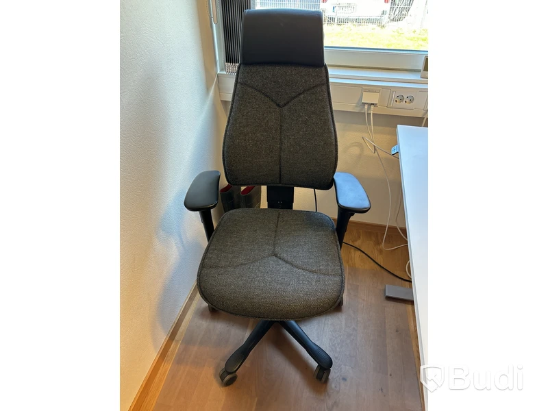 Kontorsplats med 34” curved monitor