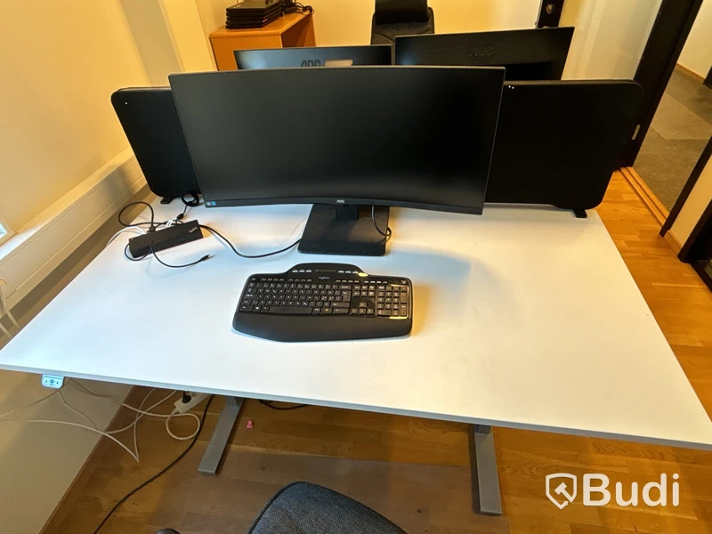 Kontorsplats med 34” curved monitor
