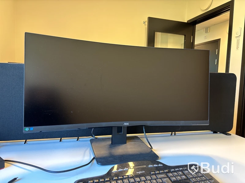 Kontorsplats med 34” curved monitor