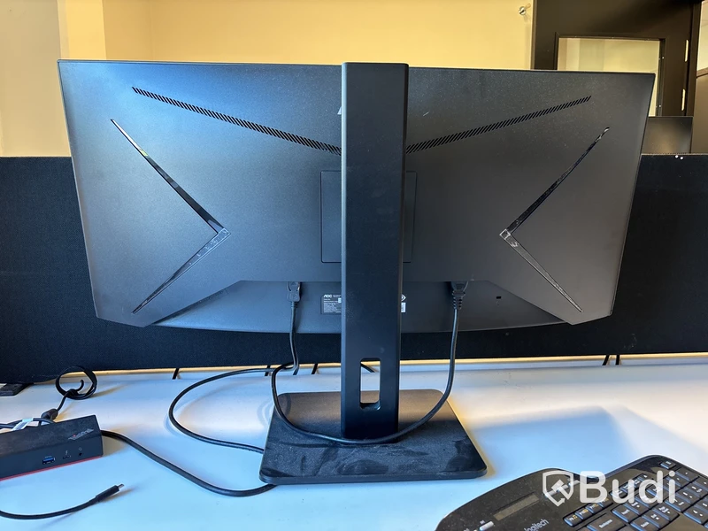 Kontorsplats med 34” curved monitor