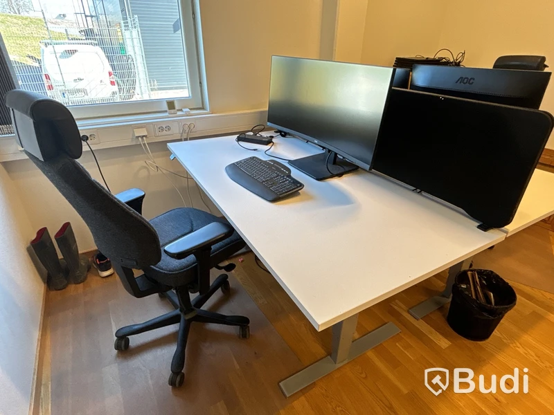 Kontorsplats med 34” curved monitor